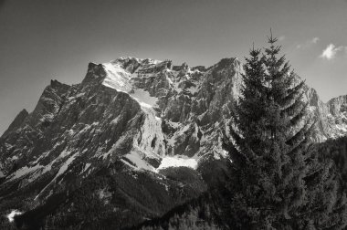 Zugsptize in black & white. Zugspitz arena tirol