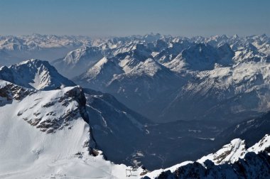 Zugspitze üzerinde güneşli bir günde görüntüleyin. Zuspitz alan tirol