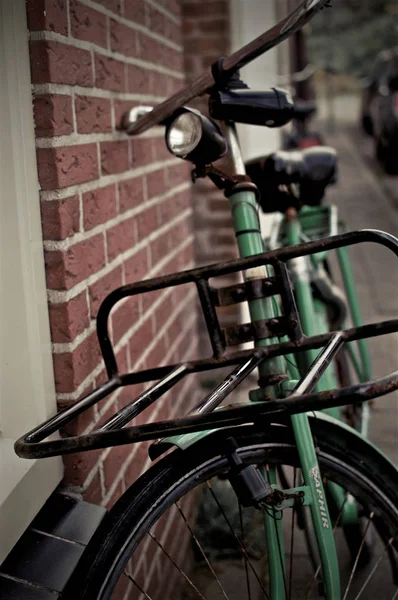Una Bicicleta Vieja Una Pared Ladrillo —  Fotos de Stock