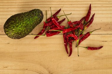 Ahşap bir tabak üzerinde Chili ve avokado. Bir guacamole için pişirme malzemeleri. Ev yapımı Meksika yemekleri