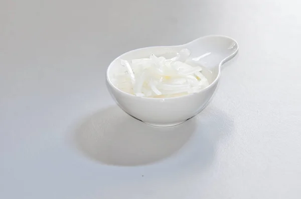 Zutaten Für Ein Gesundes Gericht Zwiebelscheiben Einer Kleinen Keramikschüssel — Stockfoto