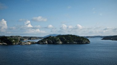 Norveç'te Bergen limanının girişi soğuk bir erken yaz sabahı