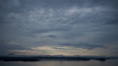 Norveç denizi üzerinde gün doğumu manzarası, güzel gün doğumu. Epik şafak deniz manzarası