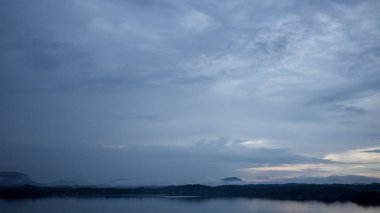 Norveç denizi üzerinde gün doğumu manzarası, güzel gün doğumu. Epik şafak deniz manzarası