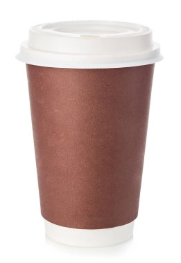 Büyük kahverengi bardak kahve yakın çekim beyaz bir arka plan üzerinde izole.