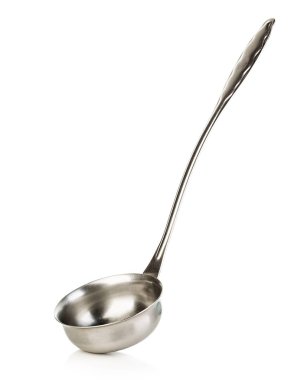 Beyaz arka plan üzerinde izole çorba kepçe yakın çekim.