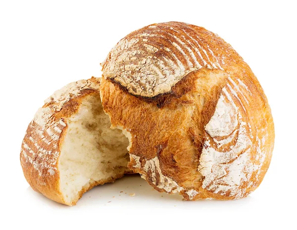 Ev yapımı taze tahıl ekmeği beyaz arka plan üzerinde ikiye böldüm.