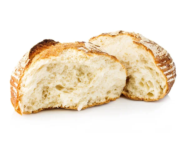 Ev yapımı taze tahıl ekmeği beyaz arka plan üzerinde ikiye böldüm.