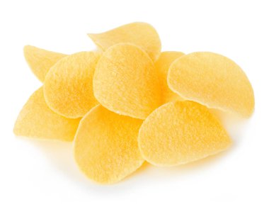 Beyaz arka plan üzerinde izole patates cipsi yakın çekim.