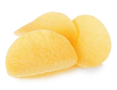 Beyaz arka plan üzerinde izole patates cipsi yakın çekim.