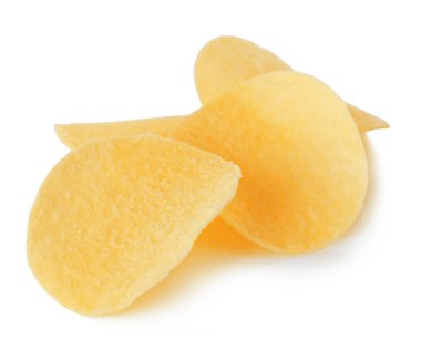 Beyaz arka plan üzerinde izole patates cipsi yakın çekim.