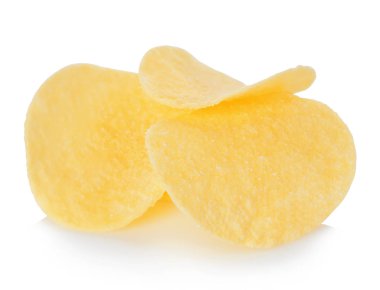 Beyaz arka plan üzerinde izole patates cipsi yakın çekim.