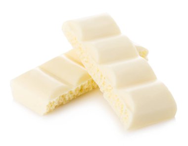 Beyaz bir arka plan üzerinde izole beyaz çikolata parçaları yakın çekim.