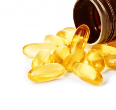 Hap şişesi yakın çekim beyaz bir arka plan üzerinde izole dışarı dökülen Haplar.