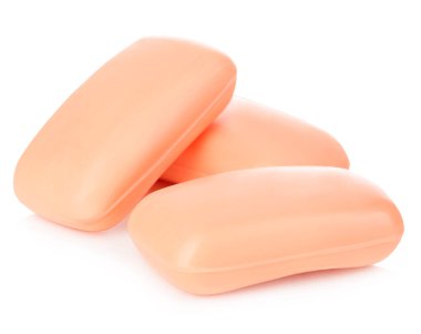 Beyaz arka planda izole turuncu sabun parçaları.