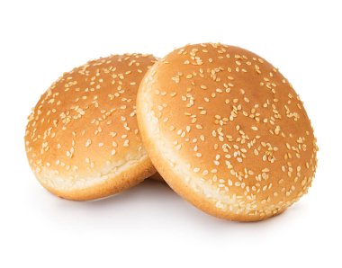 Beyaz arka planda susamlı iki hamburger çöreği..