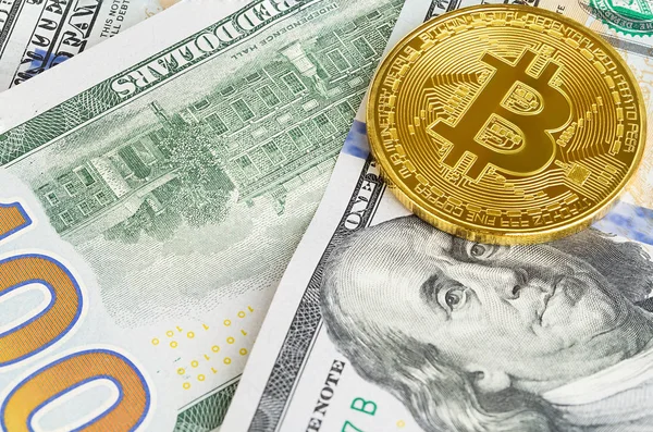 Dos Monedas Bitcoin Billetes Cien Dólares Cambio Bitcoin Efectivo Por — Foto de Stock