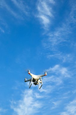  parlak mavi gökyüzünde uçan robot. Aero fotoğraf çekim yeni teknoloji.