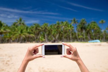Kadın elini tut güzel taze deniz ile cep telefonu