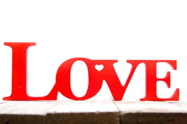 Ahşap harfler, ahşap arka planda aşk kelimesi oluşturur.