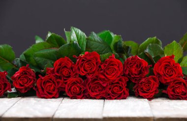 Tahtada kırmızı güller, Sevgililer Günü arkaplanı.