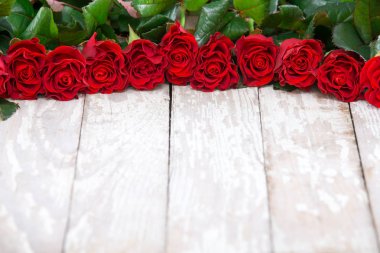 Tahtada kırmızı güller, Sevgililer Günü arkaplanı.