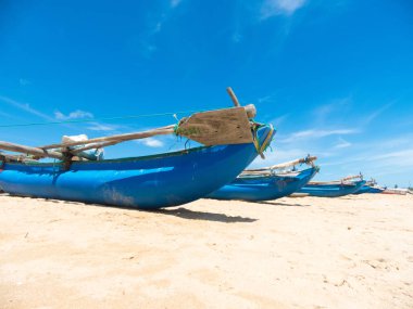 Plaj ve güzel tropikal deniz.