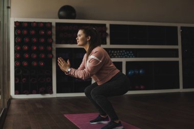 Spor ayakkabı, Eşofman spor salonunda mekik işi çömelme sportif atletik kadın görüntüsü. Ağız kavgası yaparken spor genç kadın yan görünüm. Ağız kavgası yaparken spor Fitness kız.