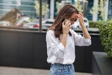Meşgul kadın Yöneticisi dışında hücre telefon ile cep telefonu ile konuşurken ve şehrin sokak, uzaktan çalışma ve telefon yolu ile modern smartphone açık havada Yöneticisi üzerinde yürüyen bir kadın arıyorum