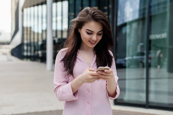 Happy Pretty Brunette Girl Using Mobile Phone Office Beautiful Woman — Stock Photo, Image