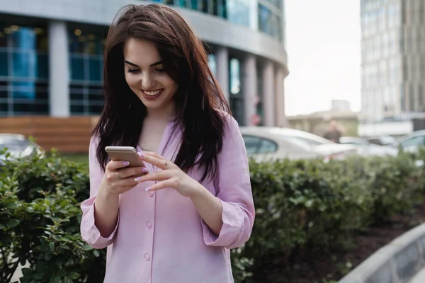 Happy Businesswoman Using Mobile Phone Office Beautiful Woman Browsing Phone — Stock Photo, Image