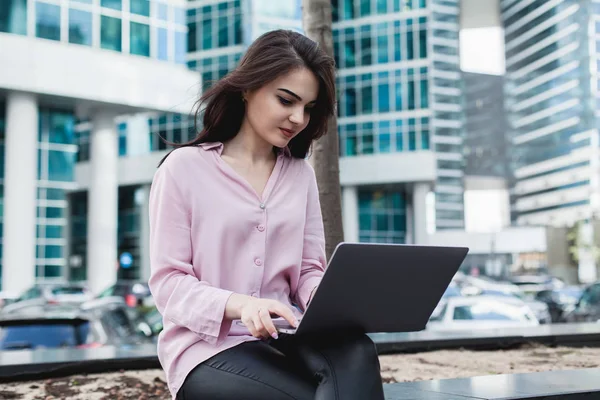 Young Business Woman Using Laptop Check Report Meeting Smiling Female — Stock Photo, Image