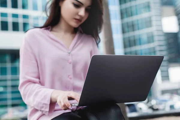 Atış, laptop, kırpma Görüntü Yöneticisi pc ile eller ofisinin oturan bilgisayar klavye yazarak çalışma meşgul genç iş kadını kontrol raporu kapatın