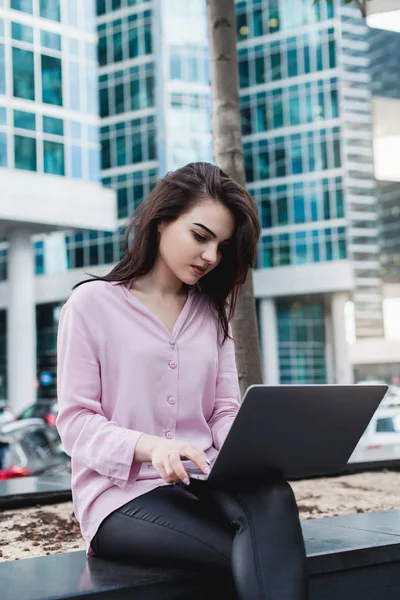 Gambar Vertikal Seorang Wanita Pengusaha Muda Menggunakan Laptop Luar Wanita — Stok Foto