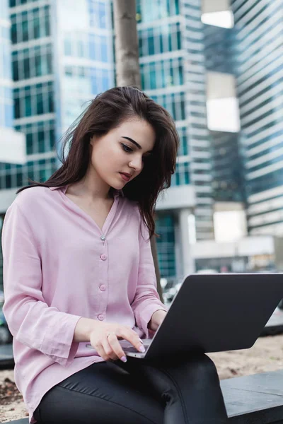 Jovem Mulher Negócios Usando Laptop Para Trabalho Enquanto Está Sentado — Fotografia de Stock