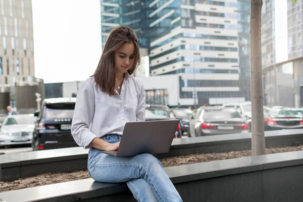 Fiatal Gyönyörű Szabadúszó Használ Laptop Munka Ülve Kívül Barna Üzletasszony — Stock Fotó