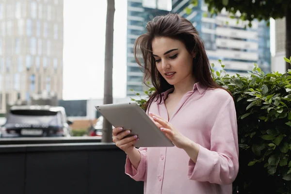 Young Business Woman Preparing Her Speech Meeting Using Touch Pad — Stock Photo, Image