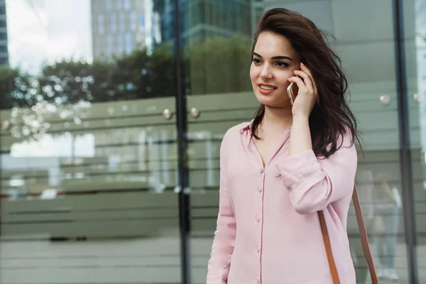 Drukke Vrouwelijke Manager Bellen Met Mobiele Telefoon Buiten Vrouw Praten — Stockfoto