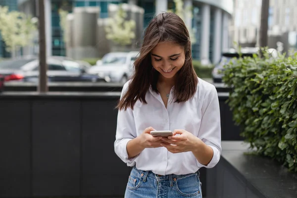 Happy Businesswoman Using Mobile Phone Office Beautiful Woman Browsing Phone — Stock Photo, Image