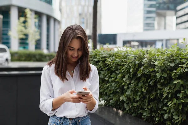 Happy Pretty Brunette Girl Business Woman Using Mobile Phone Beautiful — Stock Photo, Image