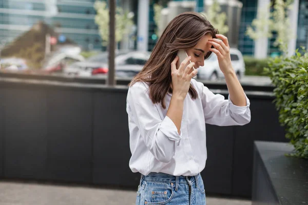 Meşgul kadın Yöneticisi dışında hücre telefon ile cep telefonu ile konuşurken ve şehrin sokak, uzaktan çalışma ve telefon yolu ile modern smartphone açık havada Yöneticisi üzerinde yürüyen bir kadın arıyorum