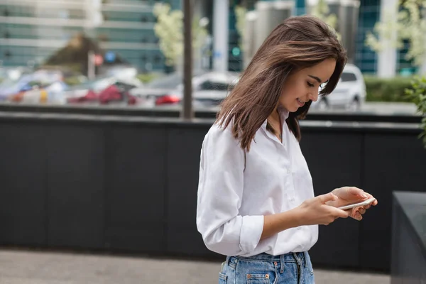 Happy Businesswoman Using Mobile Phone Office Beautiful Woman Browsing Phone — Stock Photo, Image