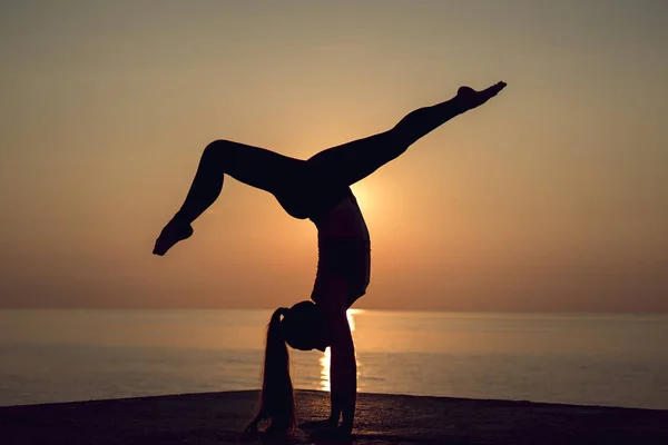 Pretty Gymnast Doing Splits While Standing Hands Beach Sunset Silhouette — Stock Photo, Image