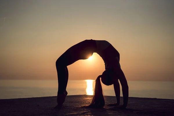 Silhouette Young Gymnast Doing Wheel Pose Beach Sunset Woman Practicing — Stock Photo, Image