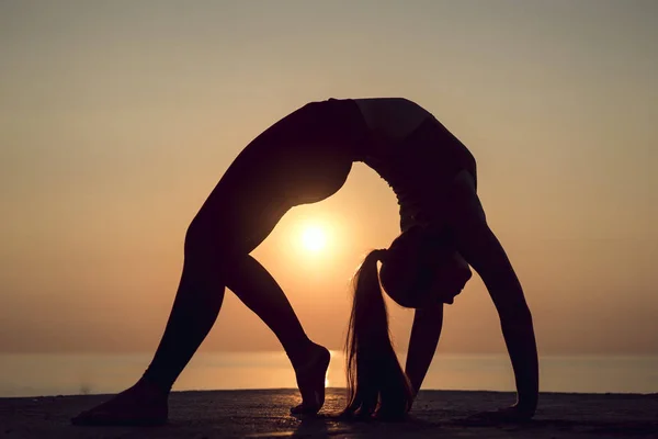 Silueta Mladé Ženy Cvičí Jógu Kolo Pozice Nebo Urdhva Dhanurasana — Stock fotografie