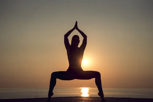 Редкий Вид Силуэта Женщины Стоящей Позе Йоги Практикующей Медитацию Спокойном — стоковое фото