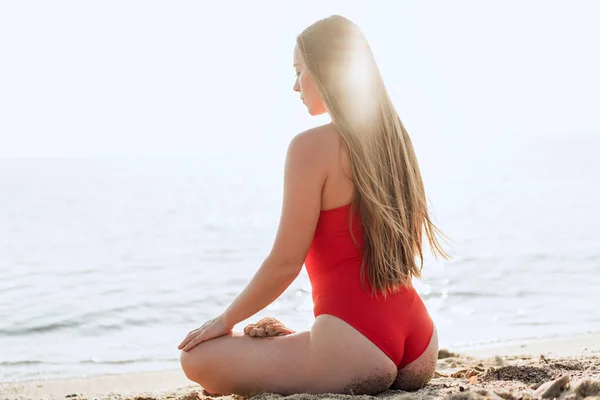 Mujer Bonita Meditando Pose Loto Playa Con Vista Mar Puesta — Foto de Stock