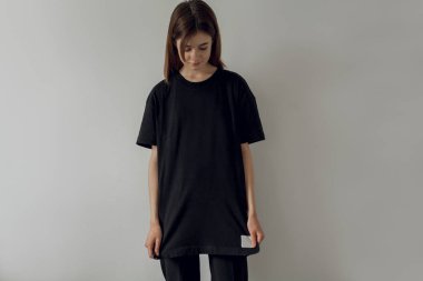 Boş siyah t-shirt ve jeans, mock-up beyaz arka plan boş siyah t-shirt giyen genç hipster gülümseyen kız