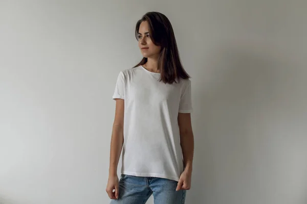Boş beyaz t-shirt ve kot, boş beyaz tişört, beyaz arka plan mock-up giyen genç hipster gülümseyen kız