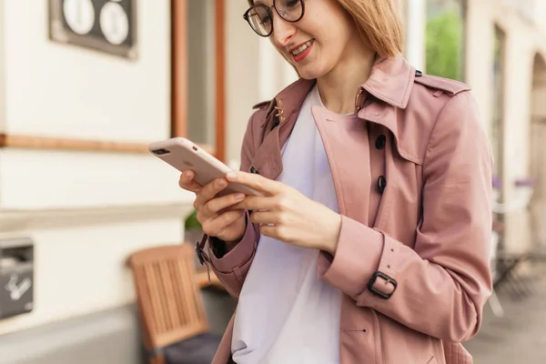 Happy Smiling Businesswoman Using Modern Smartphone Device Successful Female Entrepreneur — Stock Photo, Image